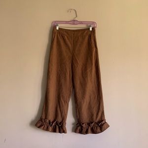 Brown pants with ruffles hem